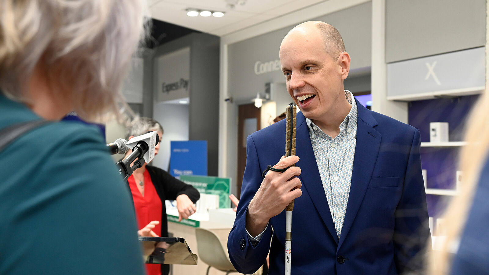 Tom Wlodkowski, Comcast VP of Accessibility, speaks with guests at the Philadelphia ASL VRI launch event held at the City Avenue Xfinity store.